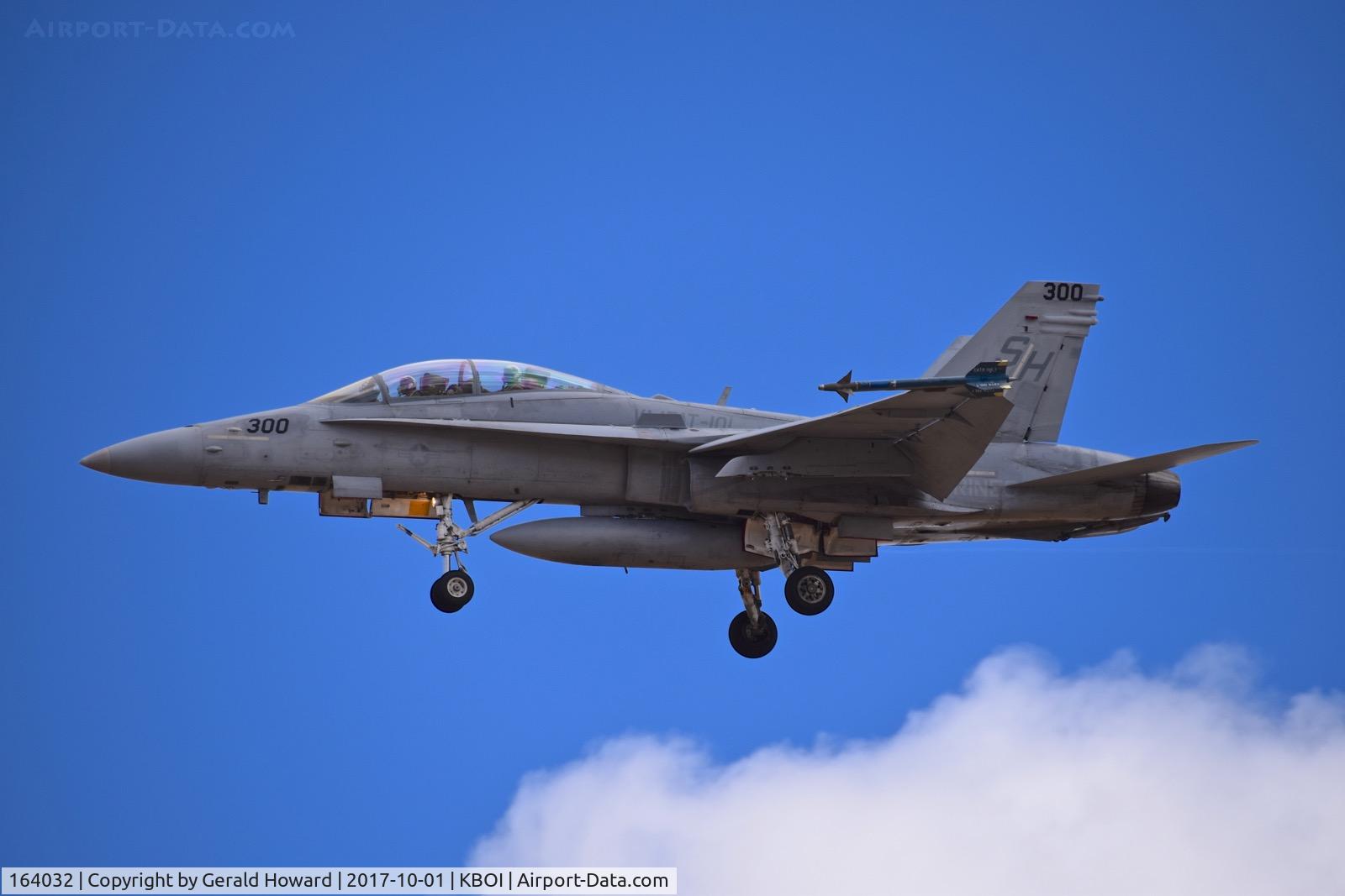 164032, 1990 McDonnell Douglas F/A-18D Hornet C/N 0918/D048, On approach to RWY 28L. VMFAT-101 