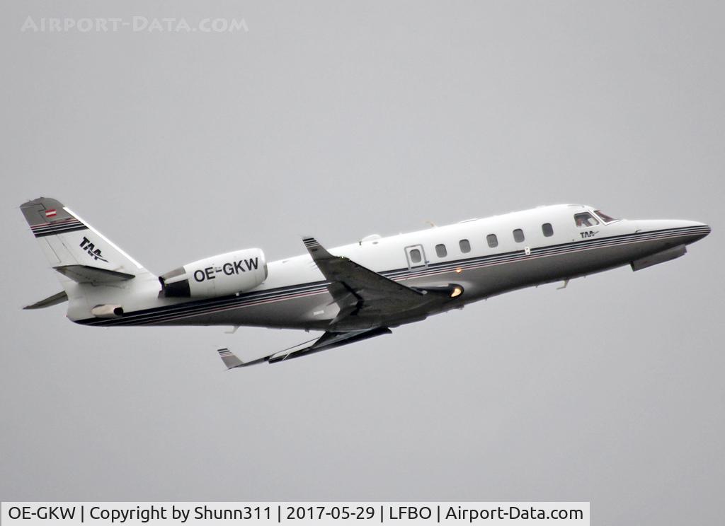 OE-GKW, 2003 Gulfstream Aerospace G100 C/N 150, Taking off from rwy 32L