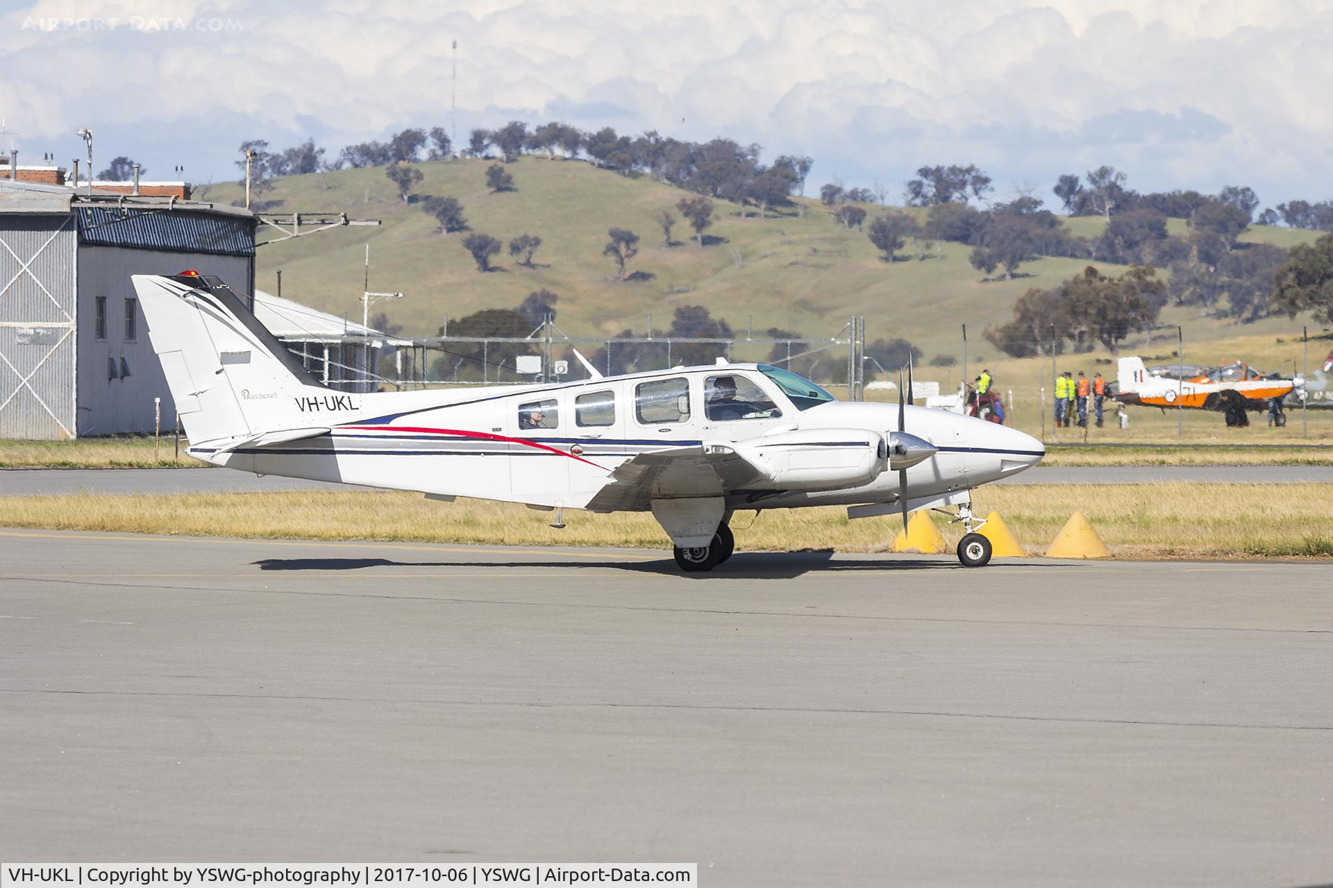 VH-UKL, 1974 Beech 58 Baron C/N TH-470, Beech 58 Baron (VH-UKL) taxiing at Wagga Wagga Airport