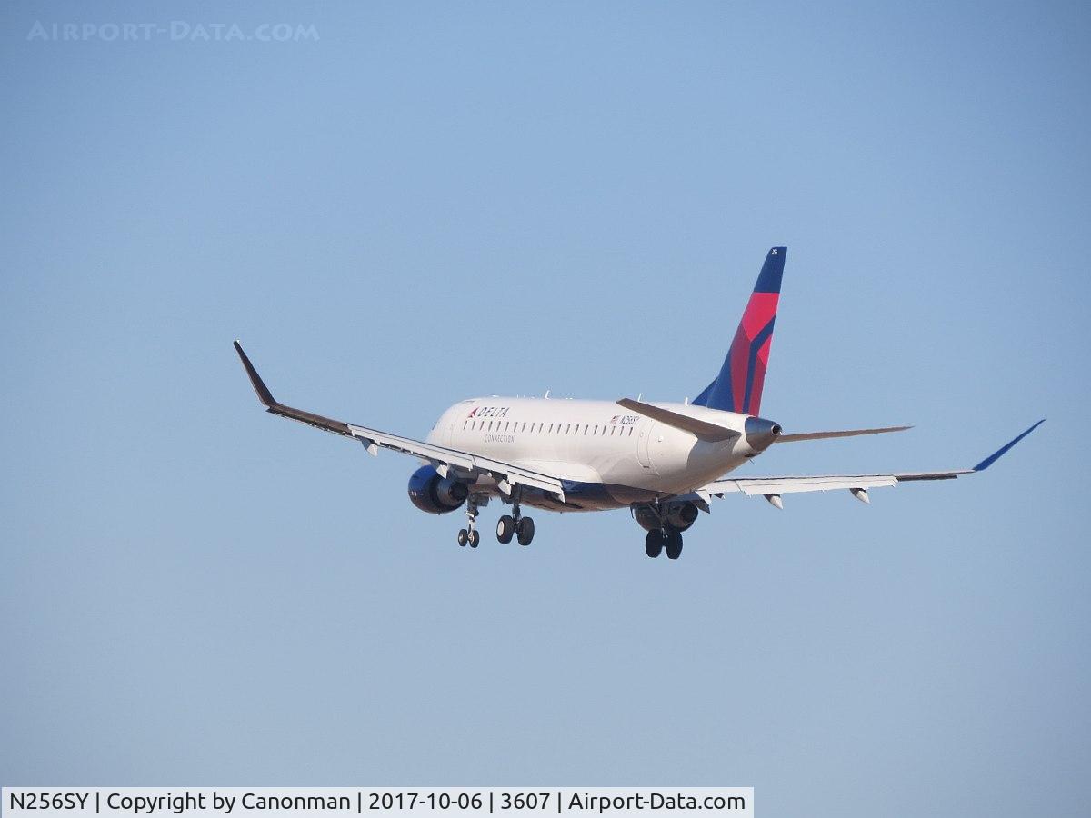 N256SY, 2017 Embraer 175LR (ERJ-170-200LR) C/N 17000647, Landing
