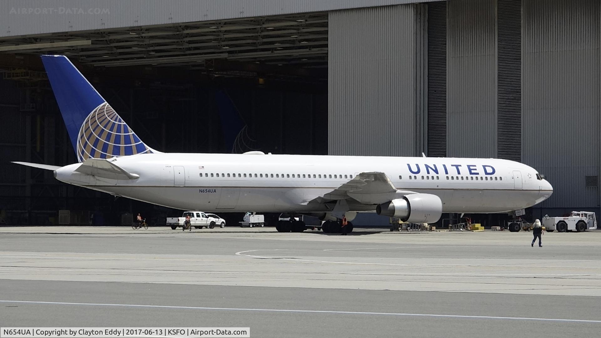 N654UA, 1992 Boeing 767-322ER C/N 25392, SFO 2016.