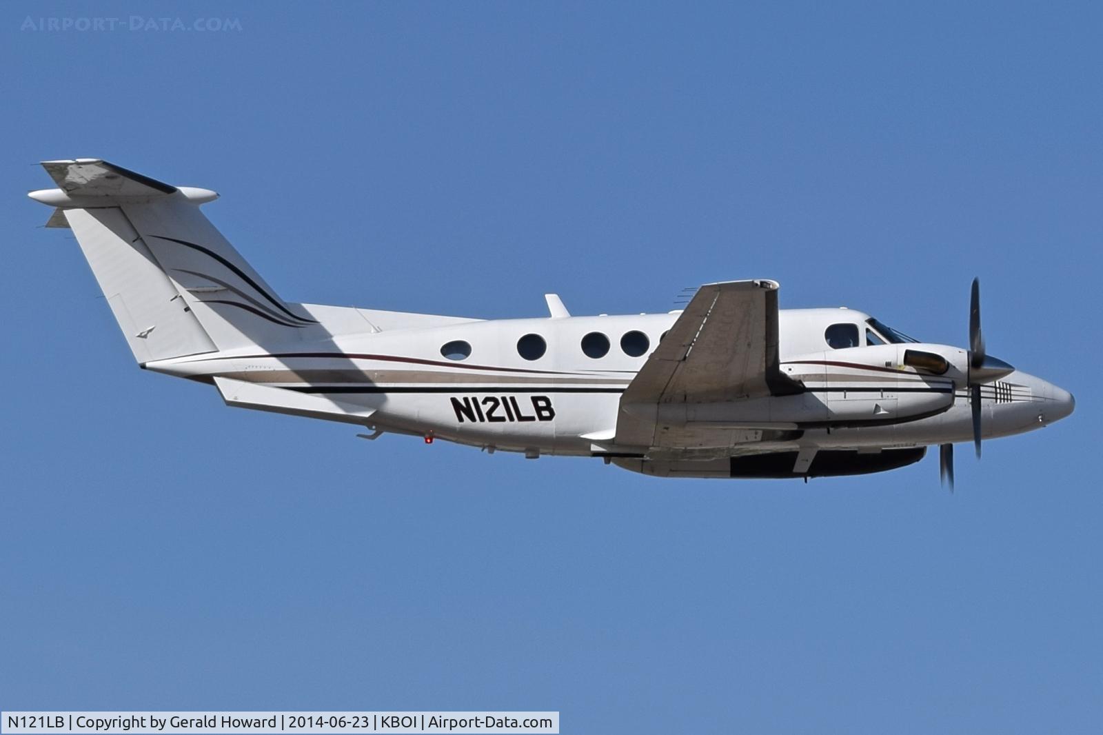 N121LB, 1979 Beech 200 C/N BB-475, Departing BOI.