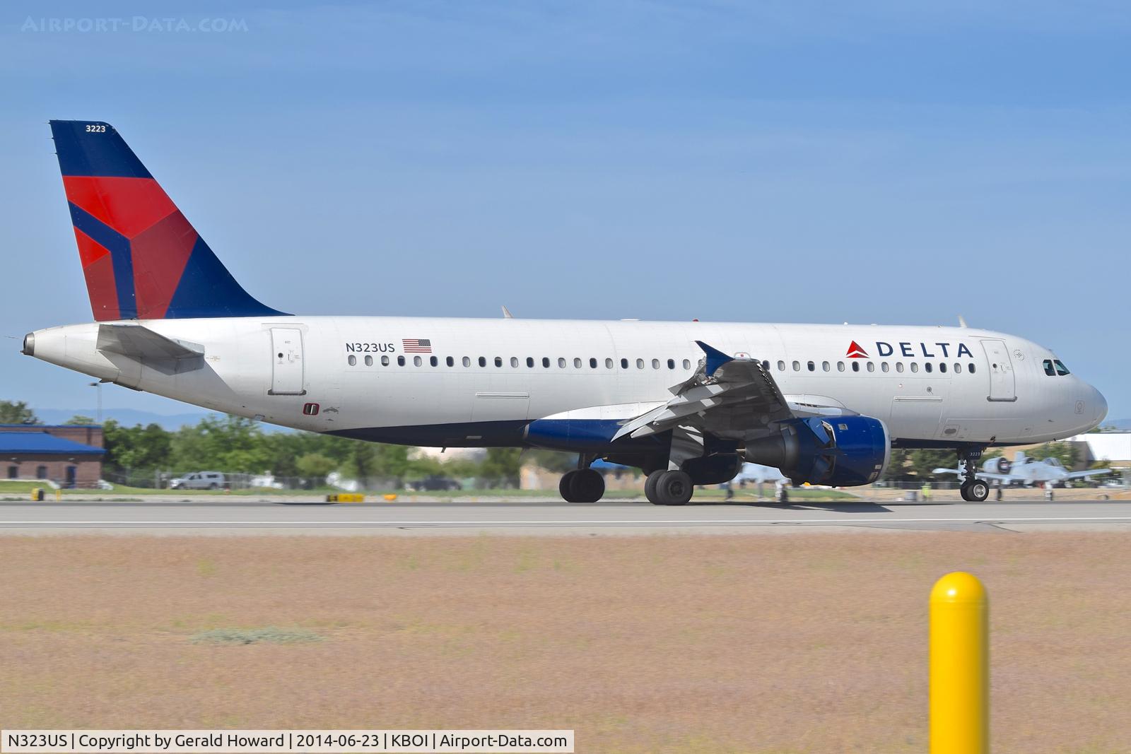 N323US, 1992 Airbus A320-211 C/N 272, Landing roll out on RWY 28L.