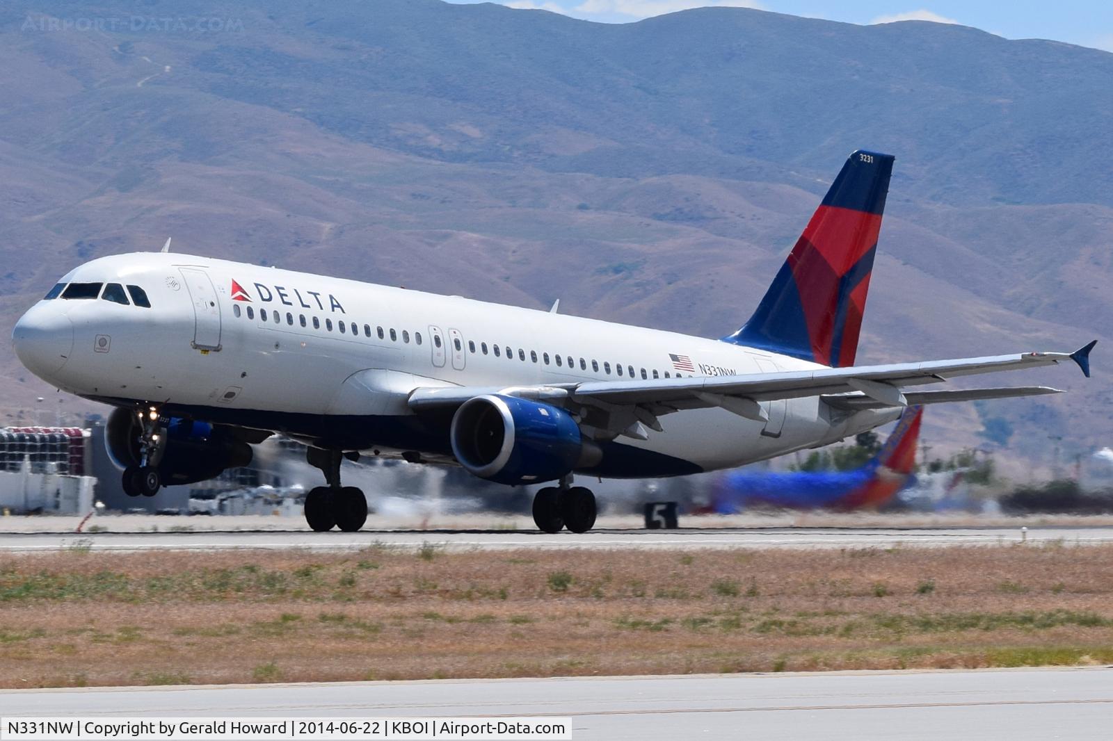 N331NW, 1992 Airbus A320-211 C/N 318, Take off roll on RWY 28L.