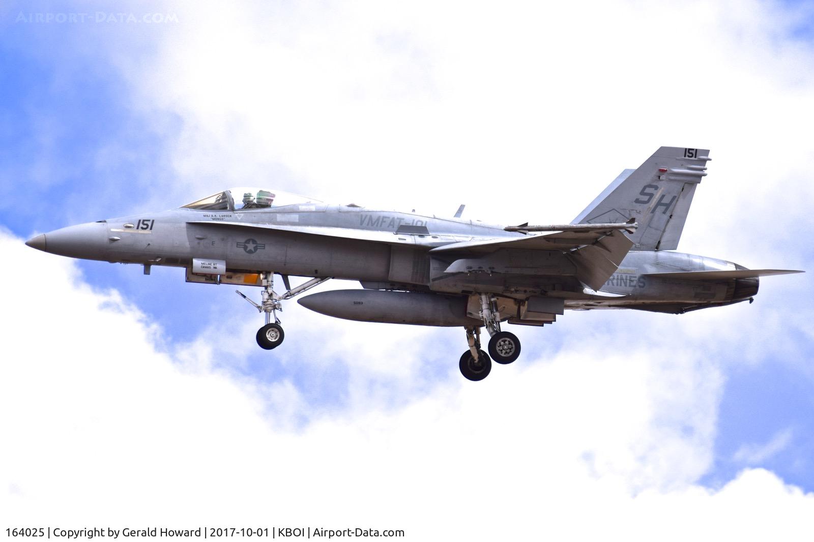 164025, 1990 McDonnell Douglas F/A-18C Hornet C/N 0909/C165, Landing RWY 28L.  VMFAT101 