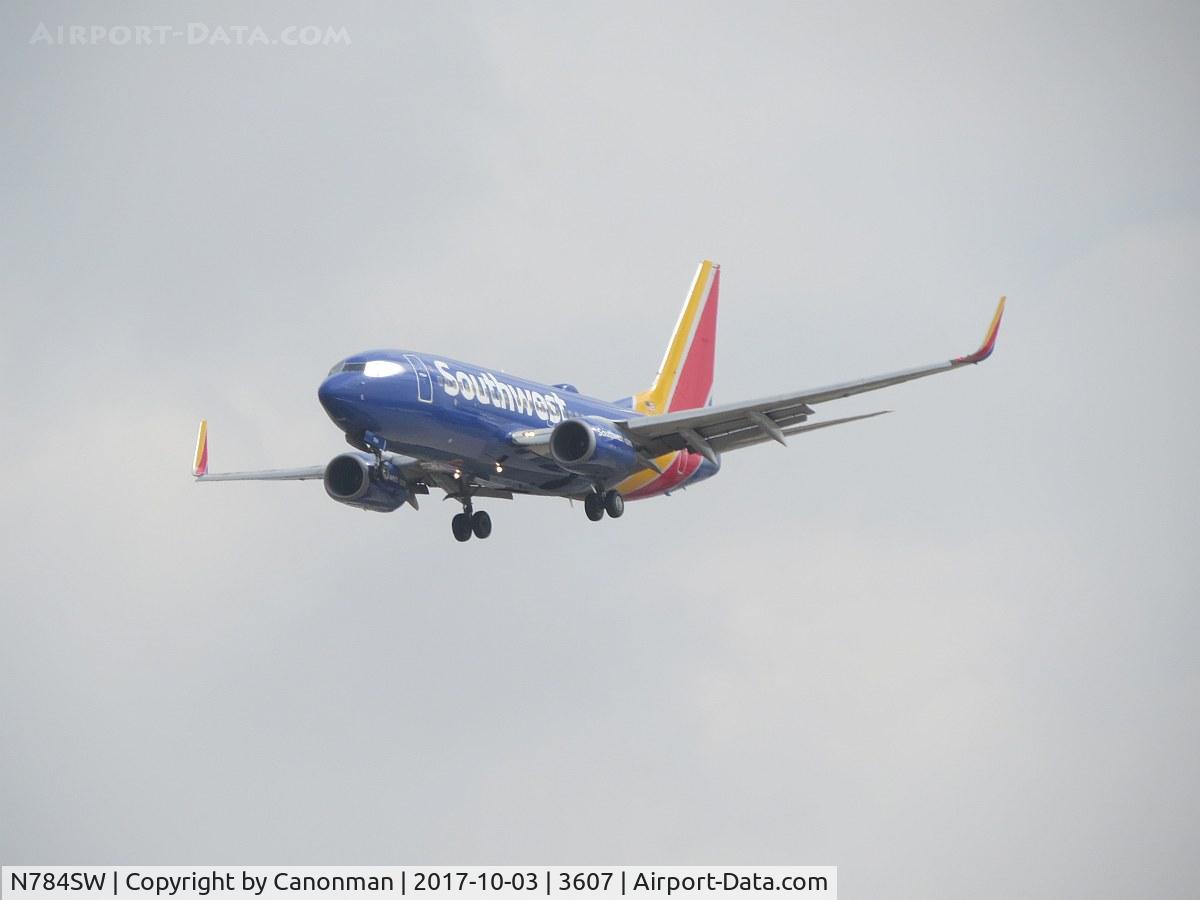 N784SW, 2000 Boeing 737-7H4 C/N 29810, Landing