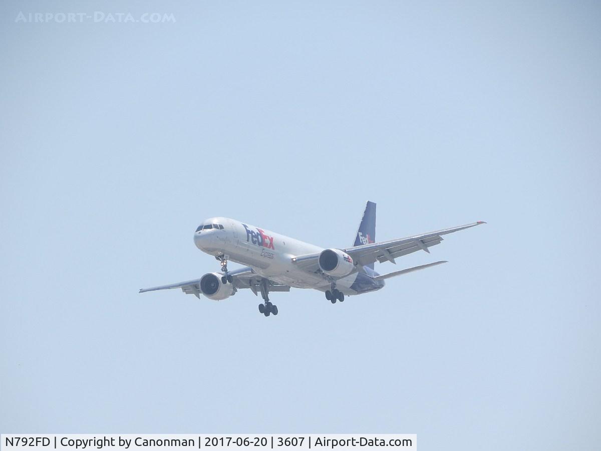 N792FD, 1993 Boeing 757-222 C/N 26697, Landing