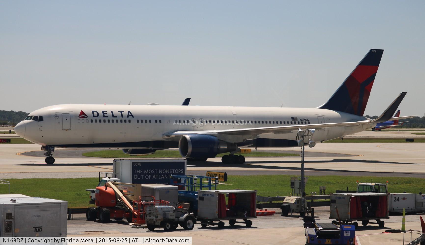 N169DZ, 1998 Boeing 767-332 C/N 29689, Delta