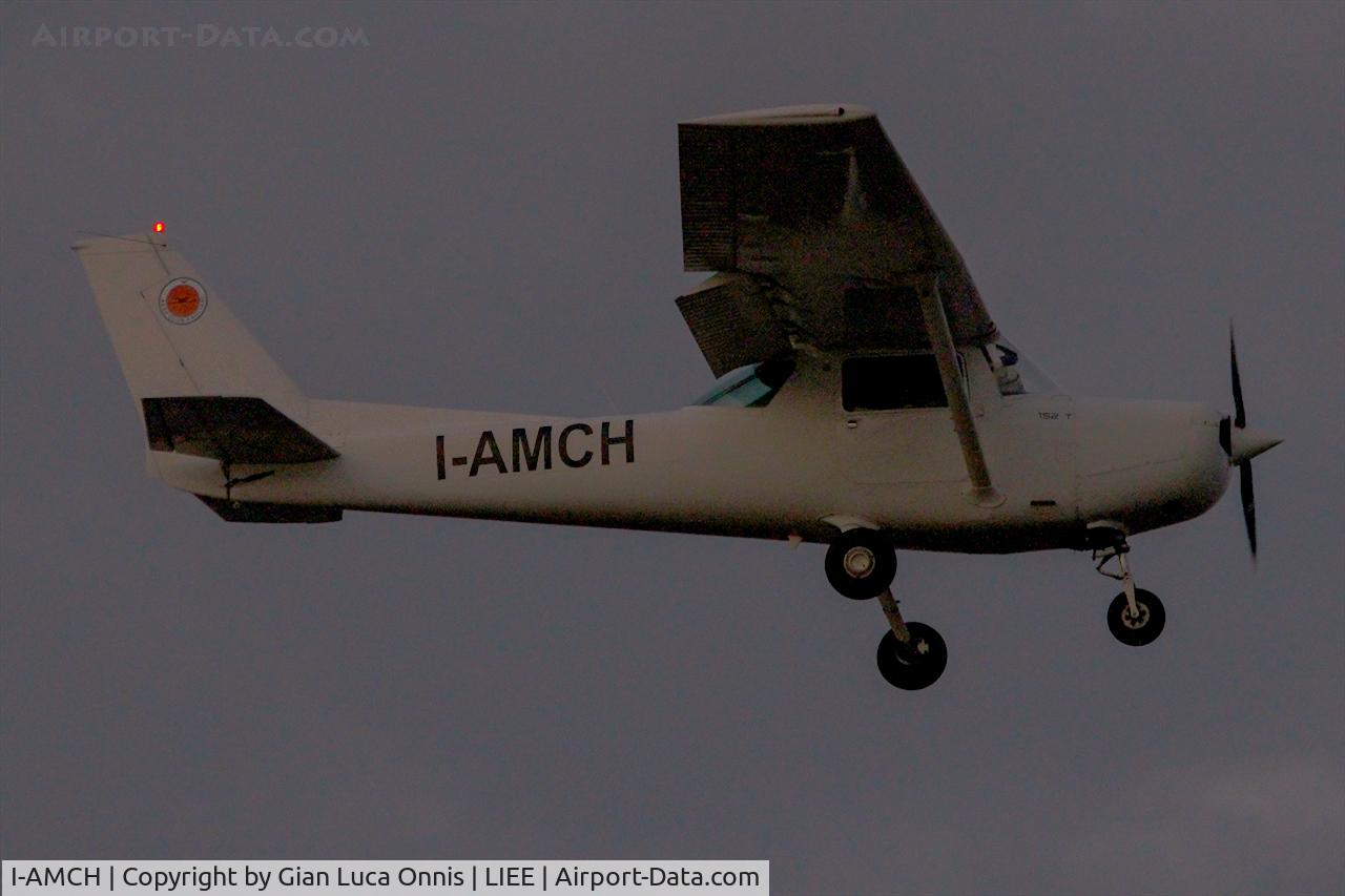 I-AMCH, 1984 Cessna 152 C/N 15285885, LANDING