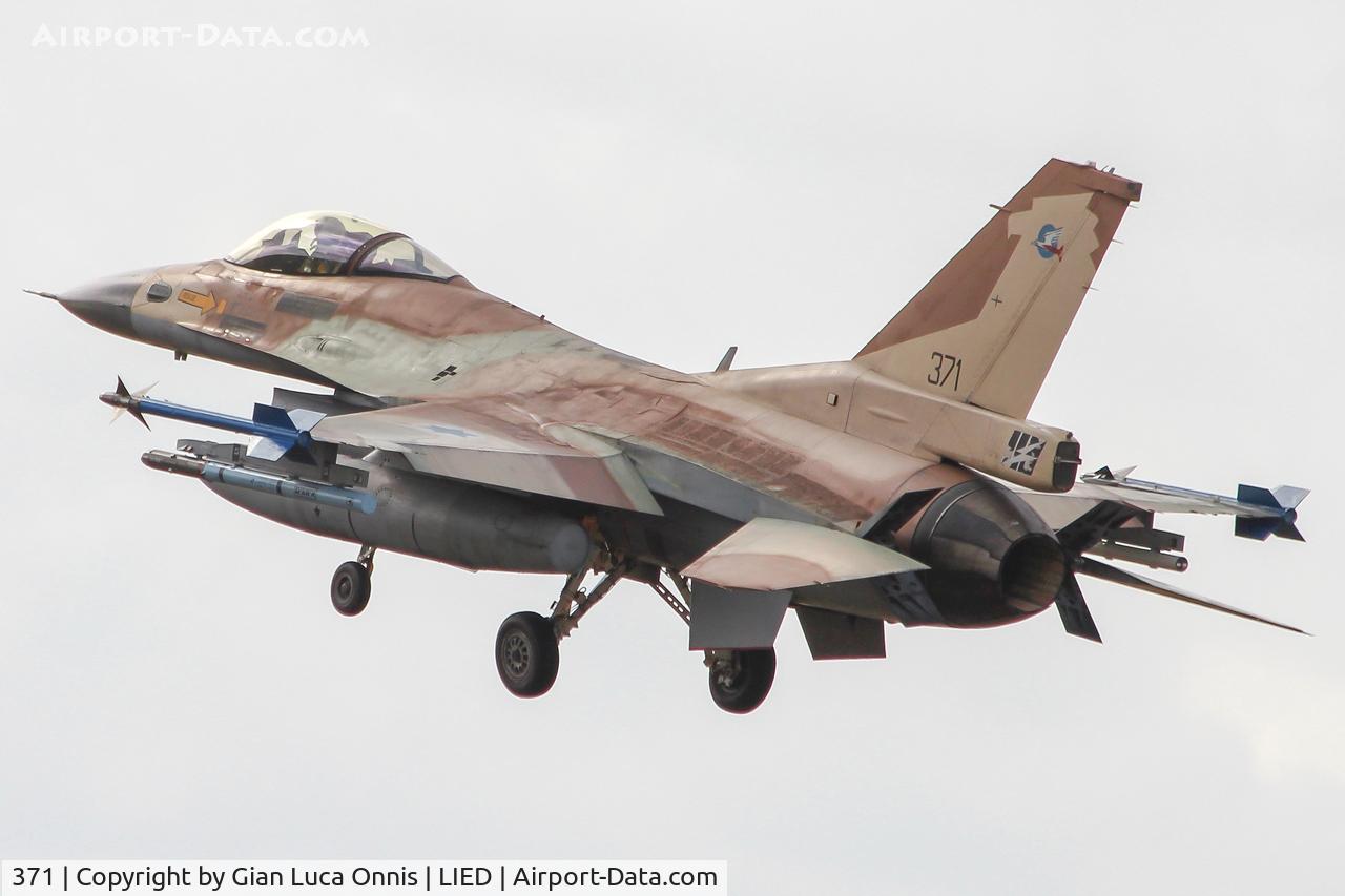 371, 1987 General Dynamics F-16C Barak C/N 4J-30, LANDING