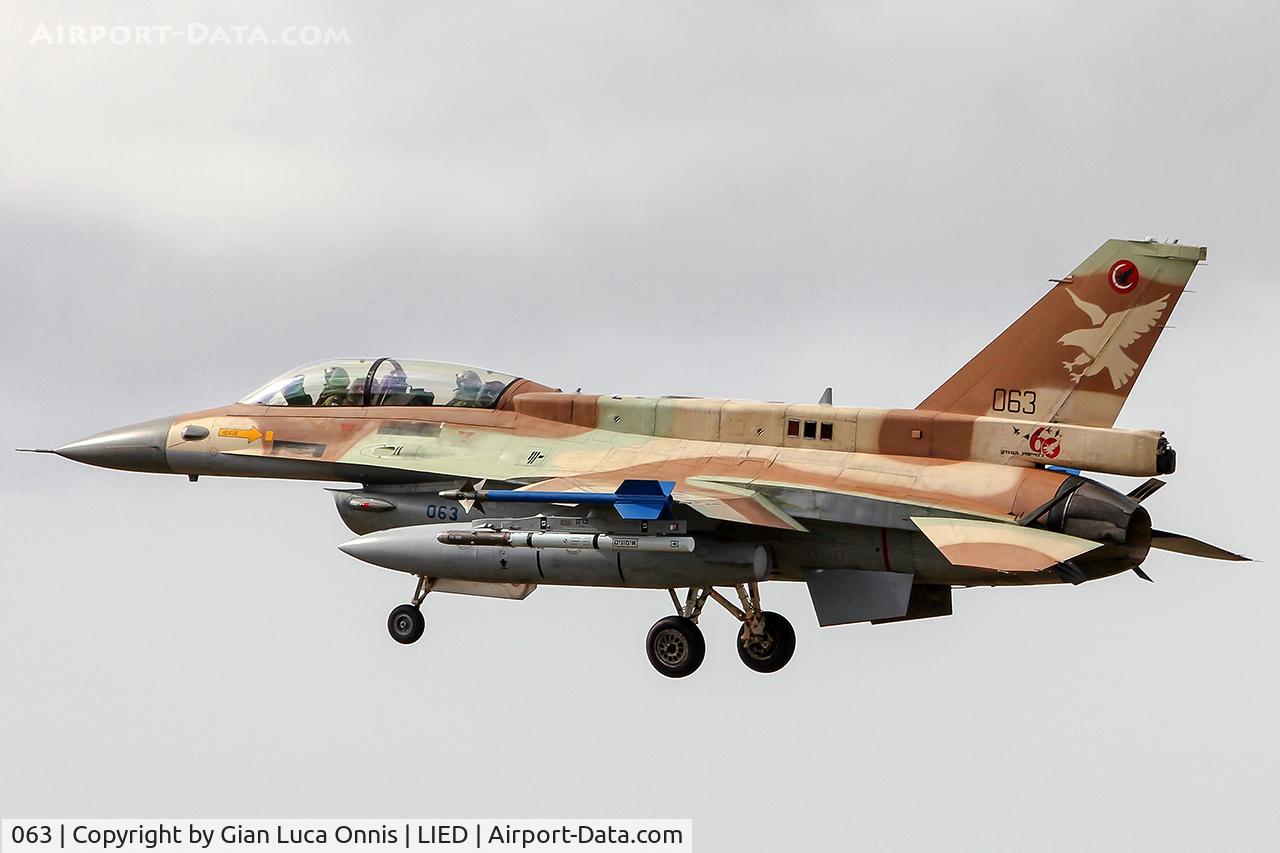063, 1988 General Dynamics F-16D Barak C/N 4K-17, LANDING