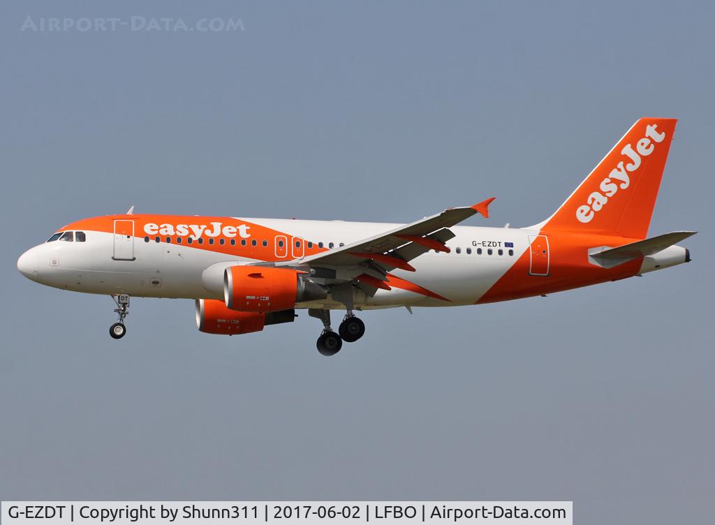 G-EZDT, 2008 Airbus A319-111 C/N 3720, Landing rwy 14R in new c/s