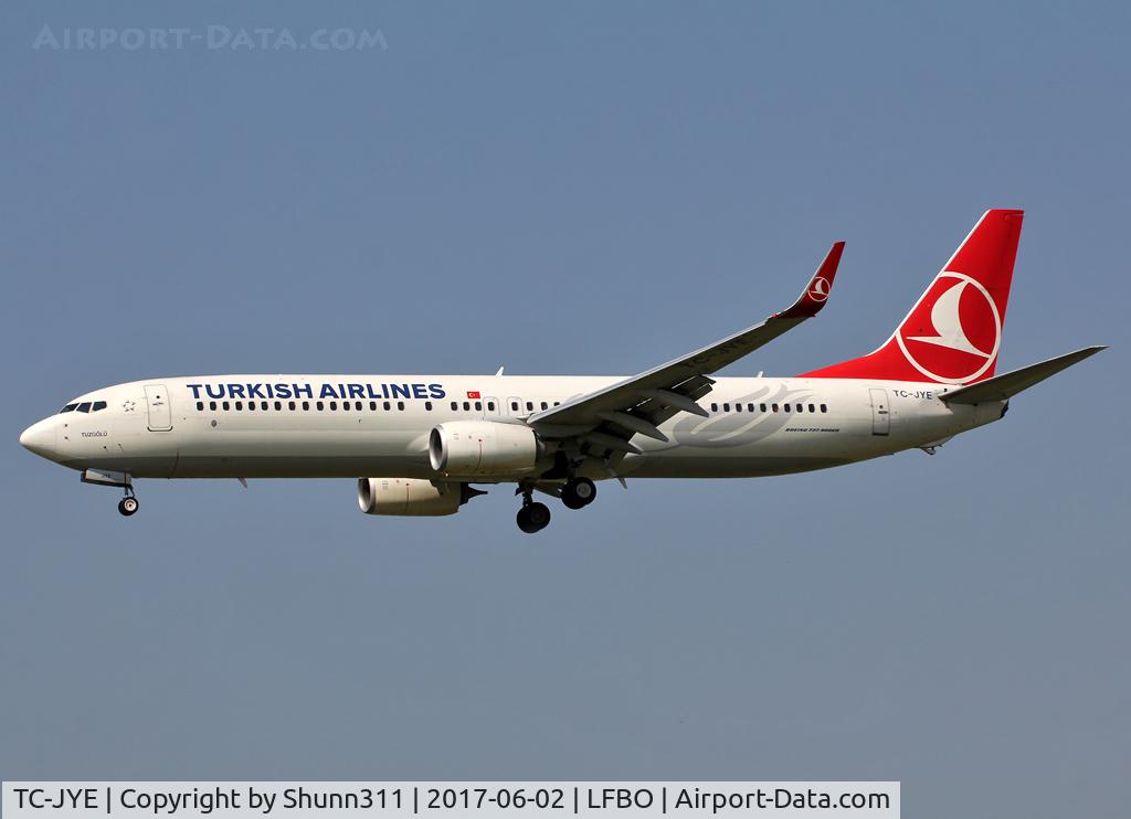 TC-JYE, 2012 Boeing 737-9F2/ER C/N 40979, Landing rwy 14R