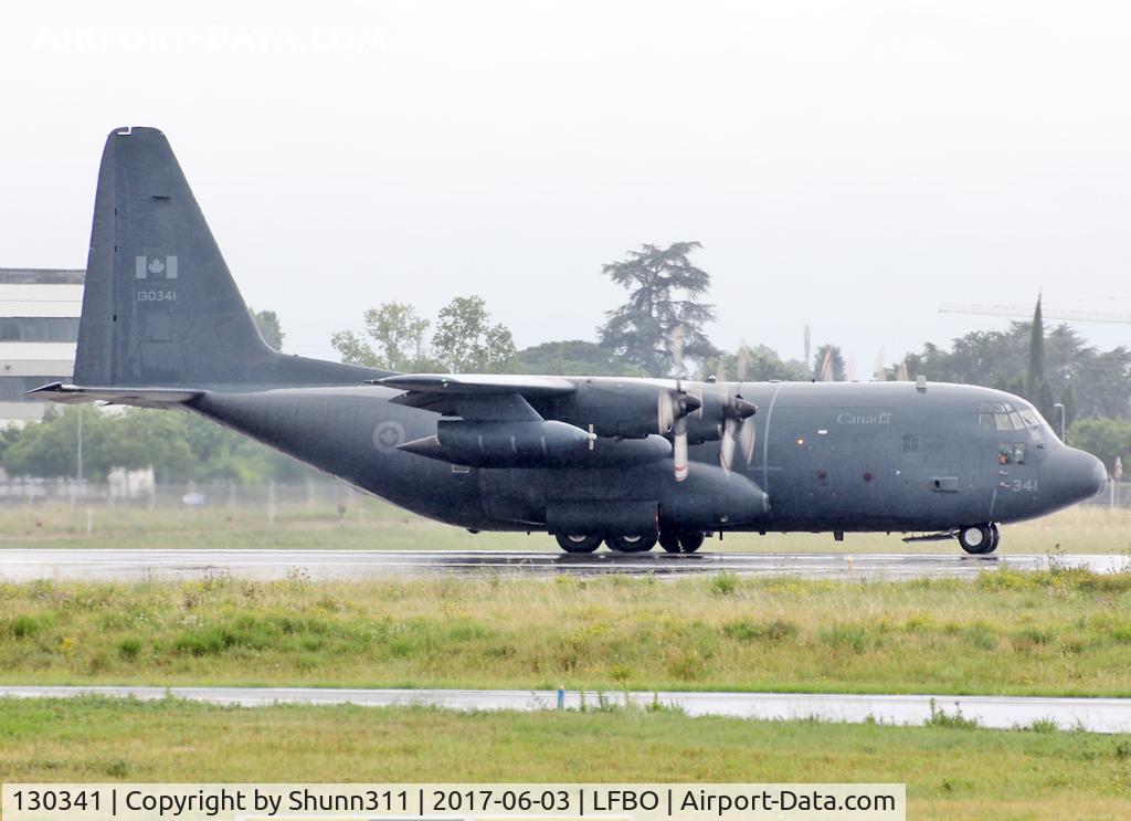 130341, 1989 Lockheed KCC-130H Hercules C/N 382-5200, Ready for take off under heavy rain...