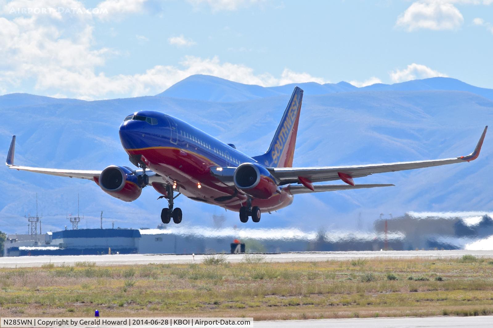 N285WN, 2007 Boeing 737-7H4 C/N 32536, Liftoff from RWY 28L.