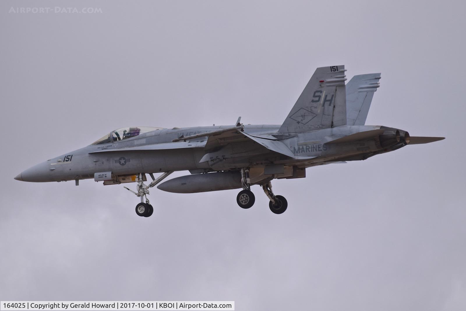 164025, 1990 McDonnell Douglas F/A-18C Hornet C/N 0909/C165, Landing RWY 28L. VMFAT-101 