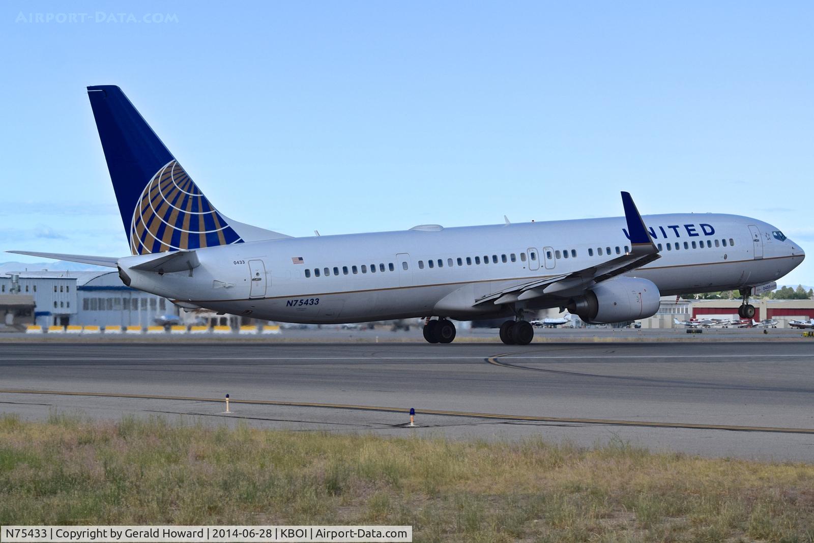 N75433, 2009 Boeing 737-924/ER C/N 33527, Take off roll on RWY 28L.
