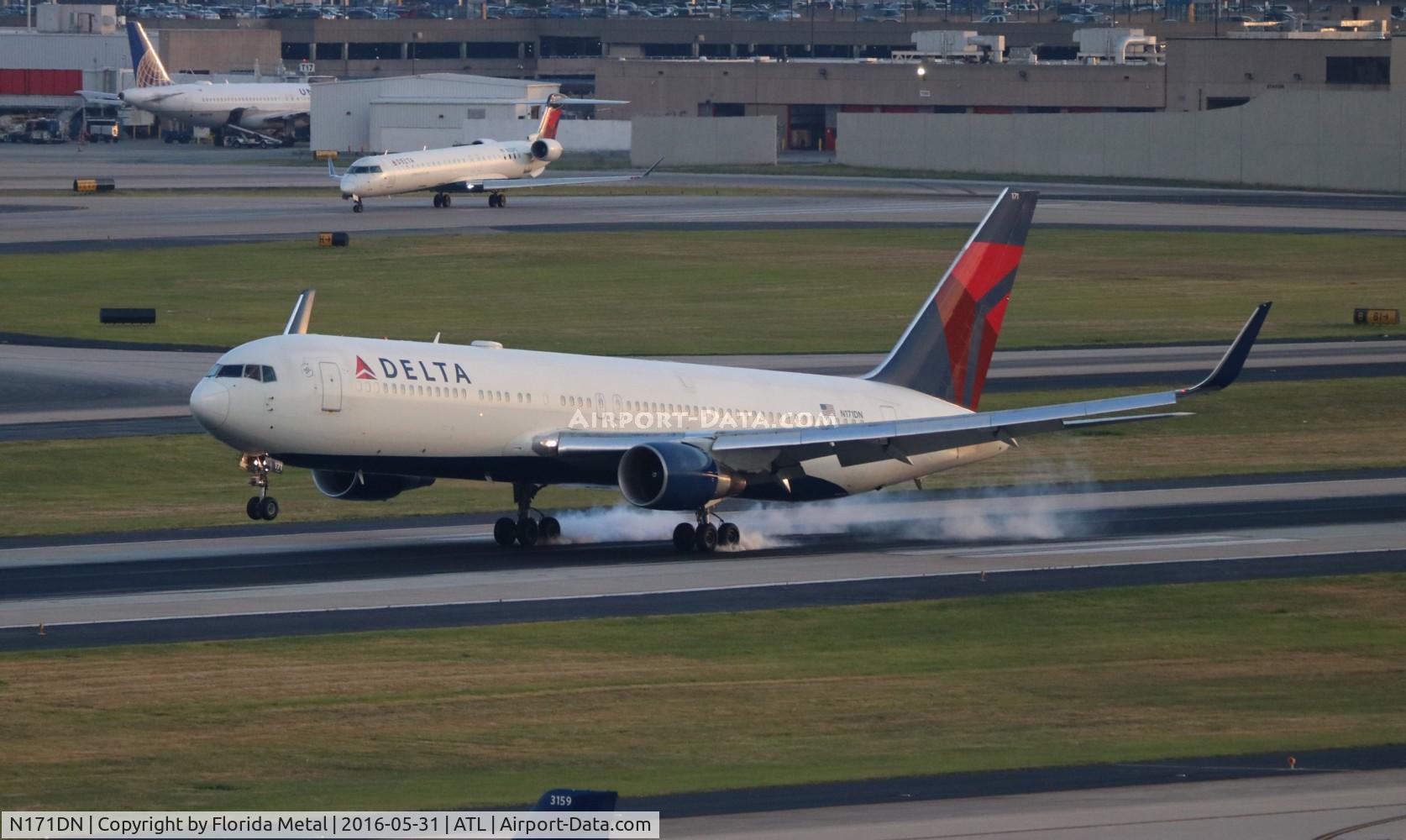 N171DN, 1990 Boeing 767-332 C/N 24759, Delta