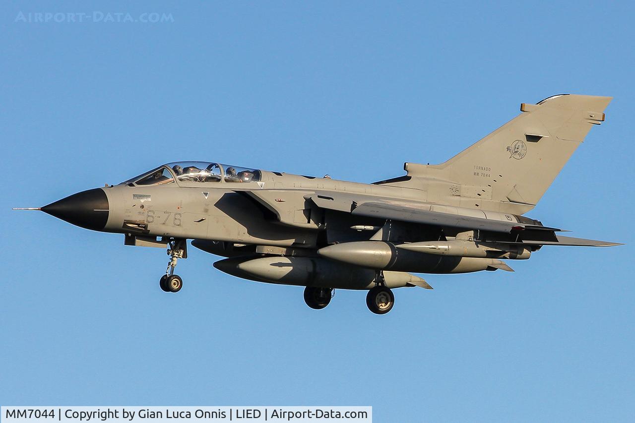 MM7044, Panavia Tornado IDS MLU C/N 375/IS043/5053, LANDING