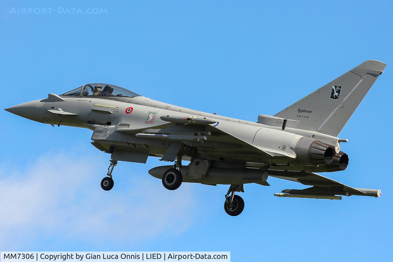 MM7306, Eurofighter EF-2000 Typhoon S C/N IS038, LANDING