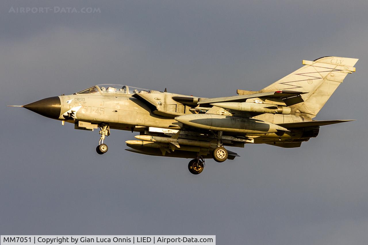MM7051, Panavia Tornado ECR C/N 419/ECR.../5060, LANDING