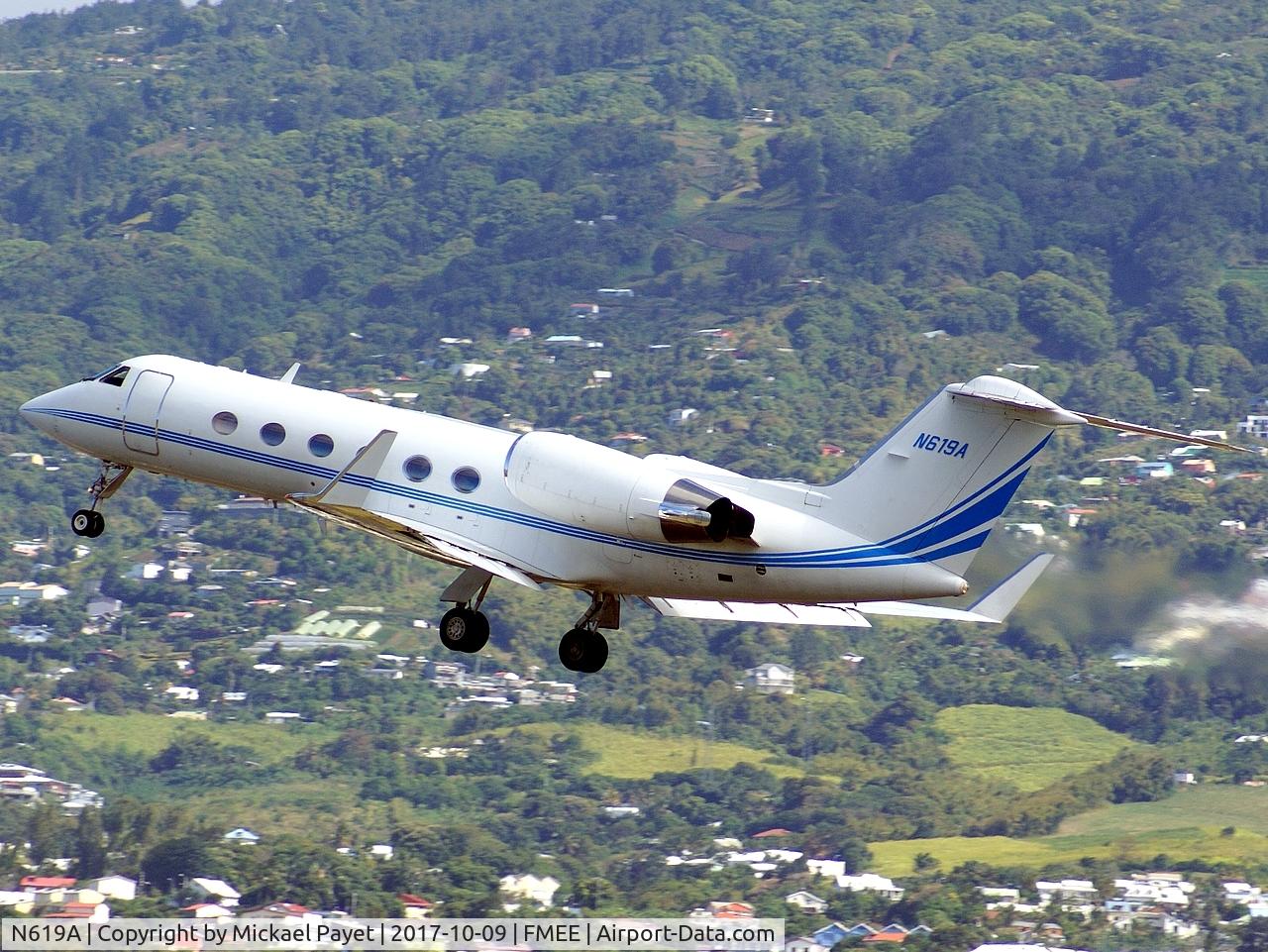 N619A, 1990 Gulfstream Aerospace Gulfstream IV C/N 1123, Taking off from rwy 14