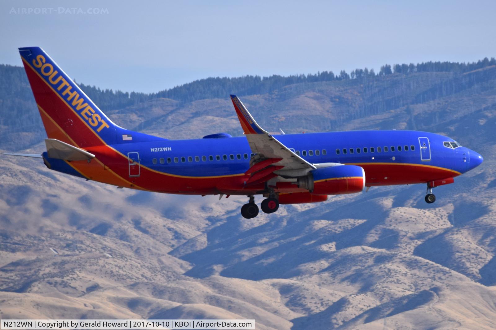 N212WN, 2005 Boeing 737-7H4 C/N 32485, Landing RWY 10L.