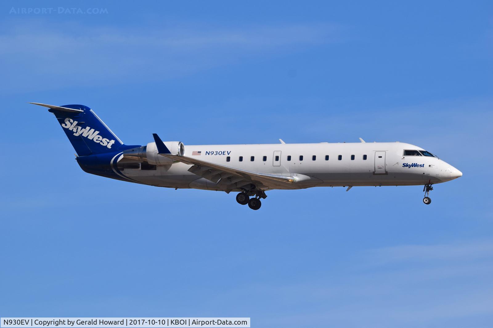 N930EV, 2005 Bombardier CRJ-200ER (CL-600-2B19) C/N 8014, Final for RWY 10L.