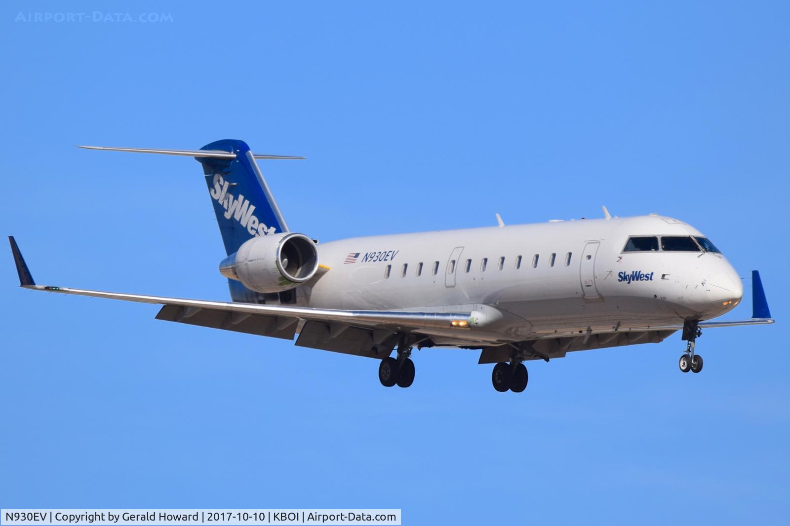 N930EV, 2005 Bombardier CRJ-200ER (CL-600-2B19) C/N 8014, On approach for RWY 10L.