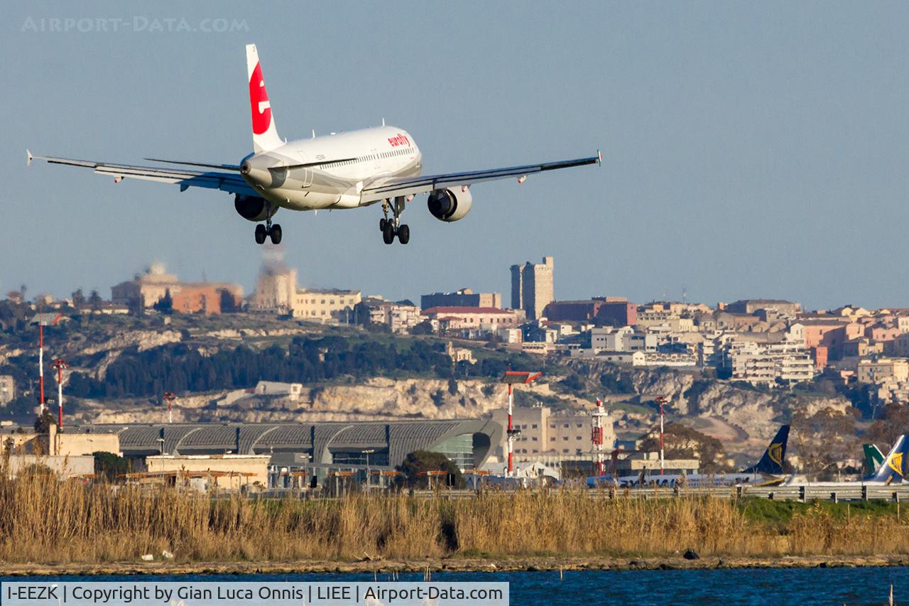 I-EEZK, 1999 Airbus A320-214 C/N 1125, LANDING