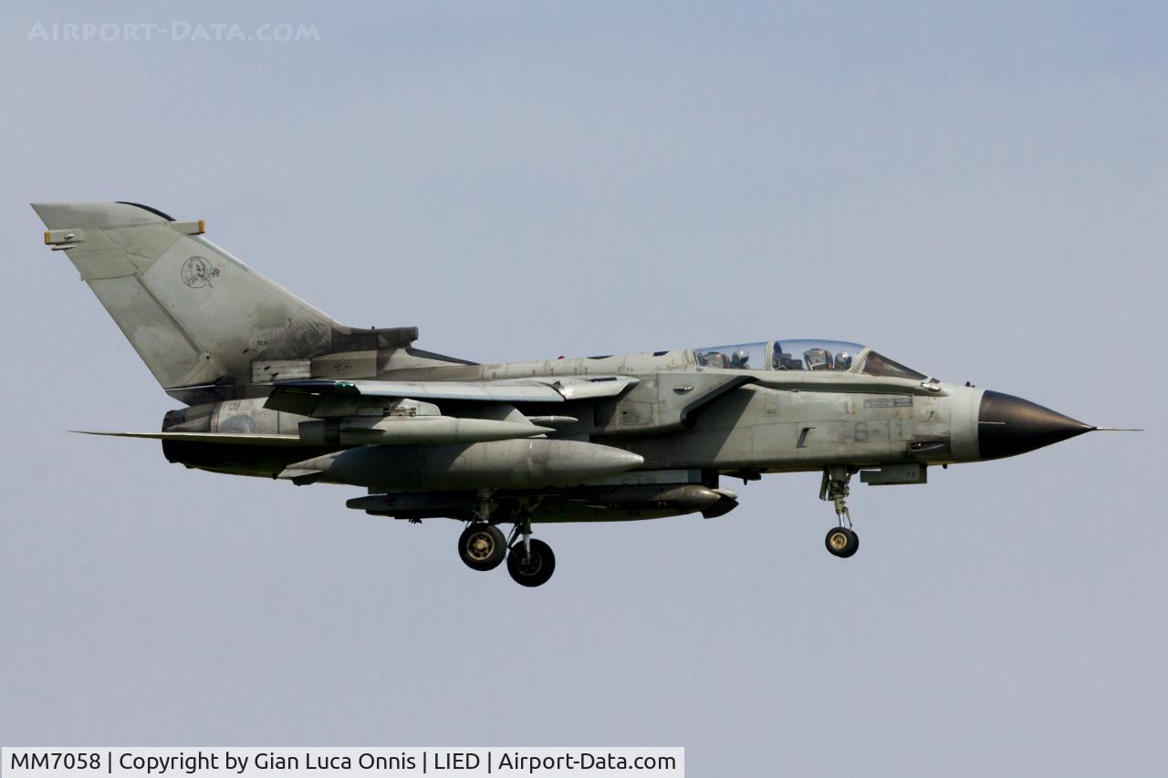 MM7058, Panavia Tornado IDS C/N 461/IS057/5067, LANDING