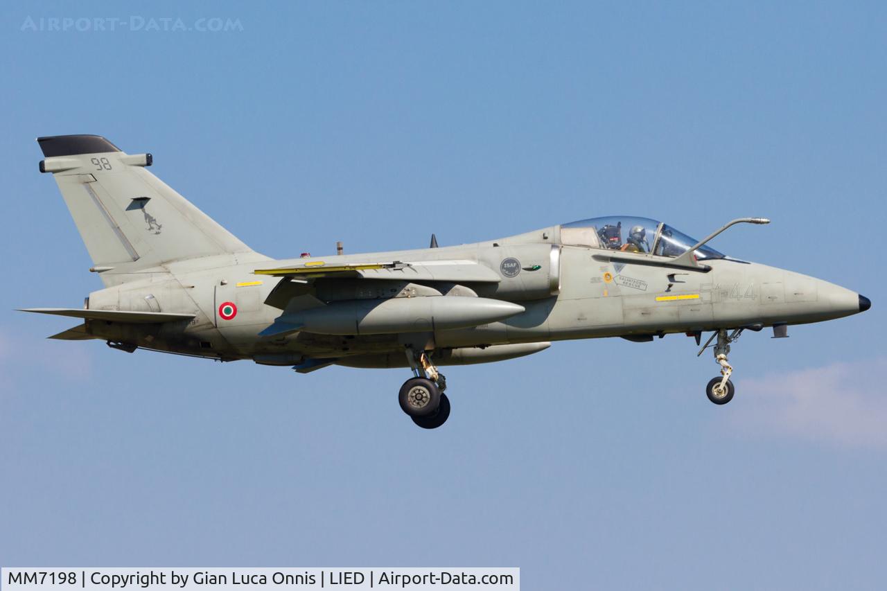 MM7198, AMX International AMX ACOL C/N IX110, LANDING