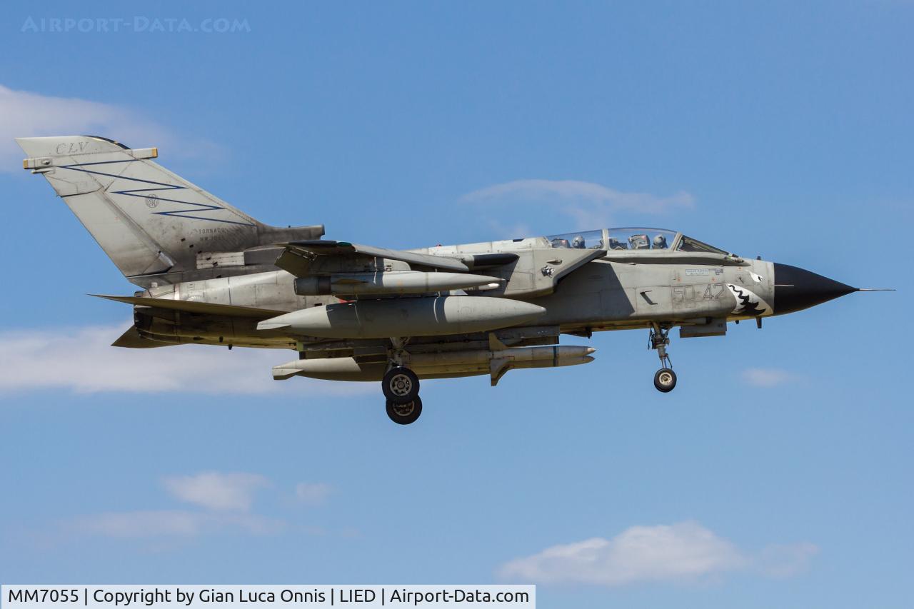 MM7055, Panavia Tornado ECR C/N 442/IS054/5064, LANDING