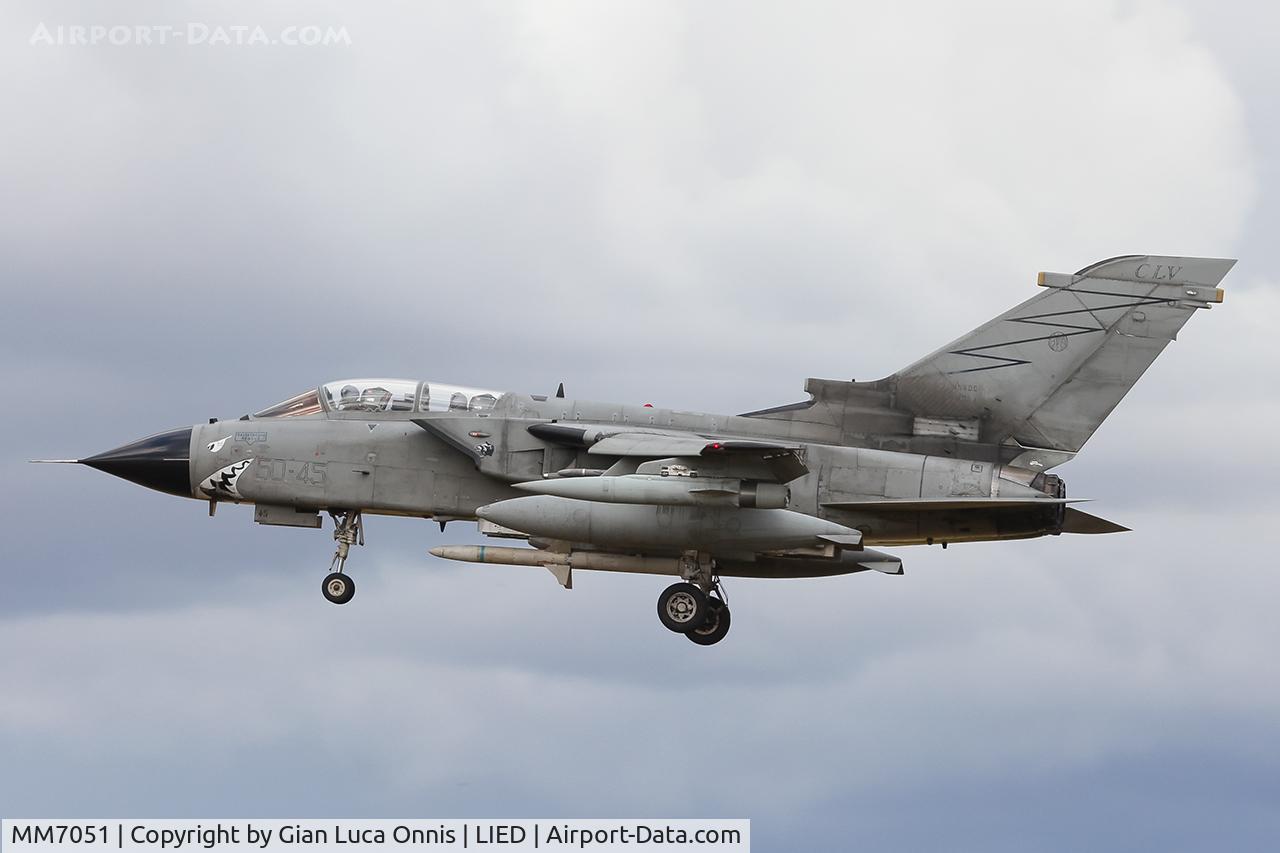MM7051, Panavia Tornado ECR C/N 419/ECR.../5060, LANDING