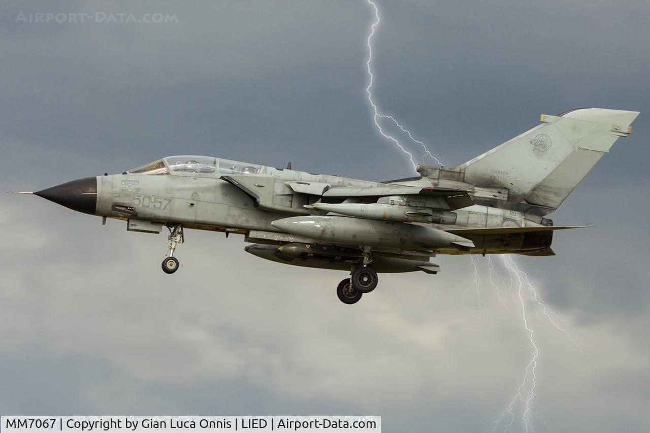MM7067, Panavia Tornado IDS C/N 526/IS066/5078, LANDING