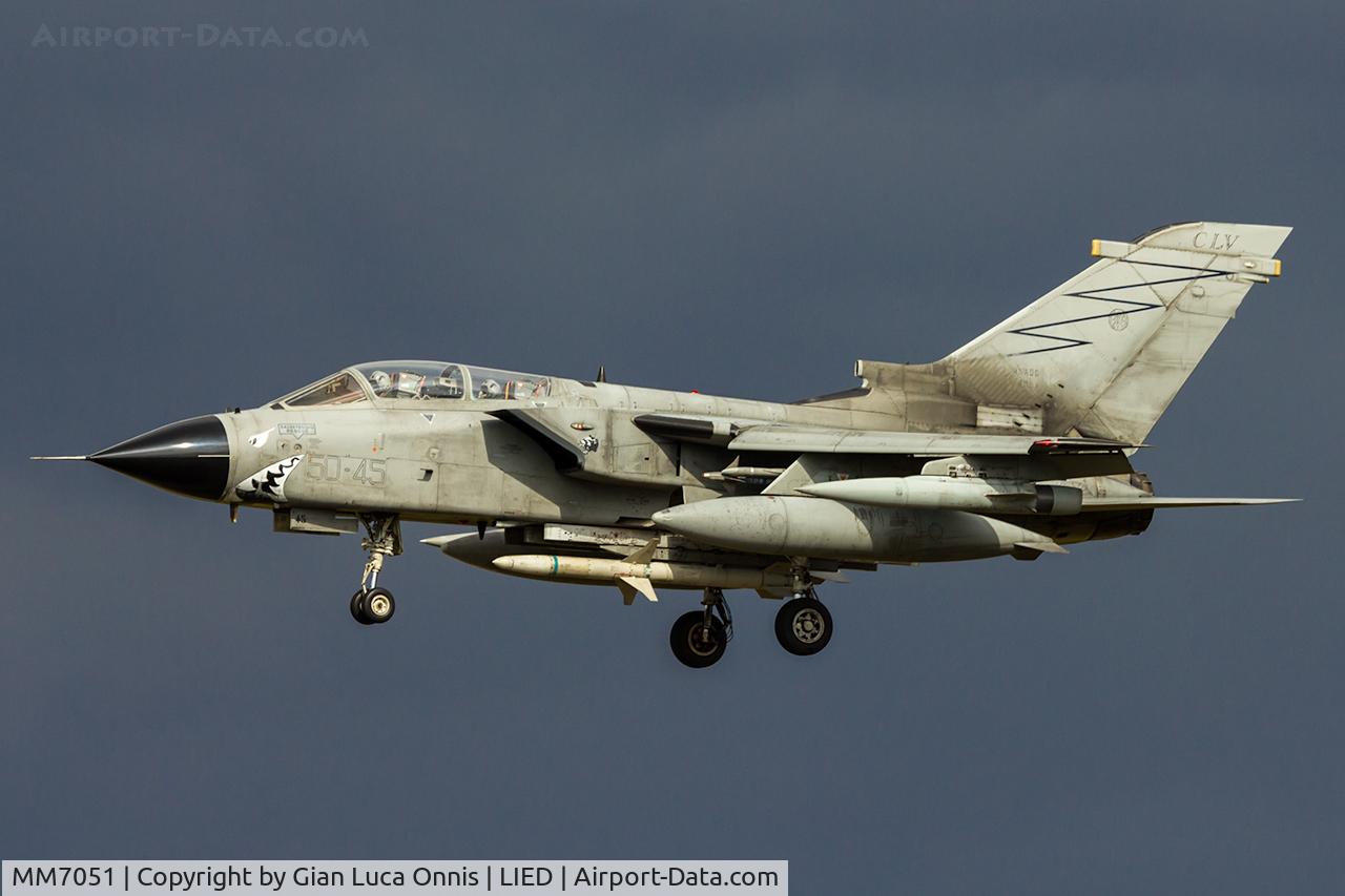 MM7051, Panavia Tornado ECR C/N 419/ECR.../5060, LANDING