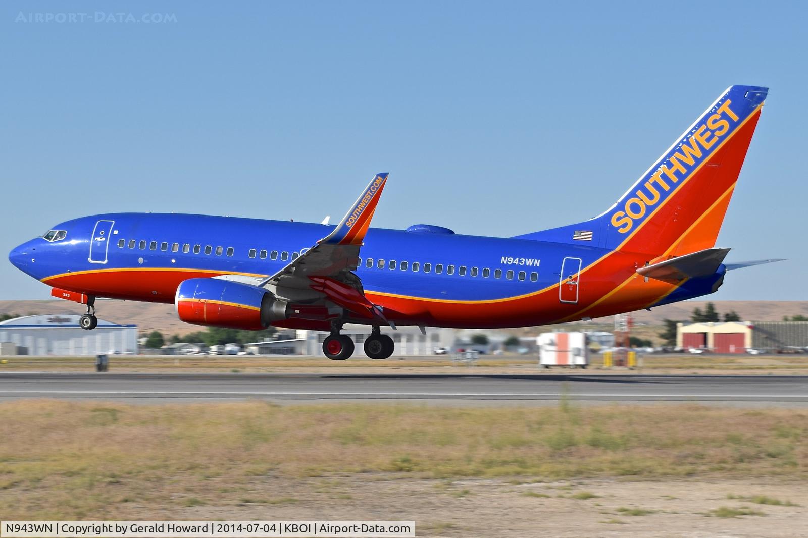 N943WN, 2010 Boeing 737-7H4 C/N 36913, Landing RWY 10L.