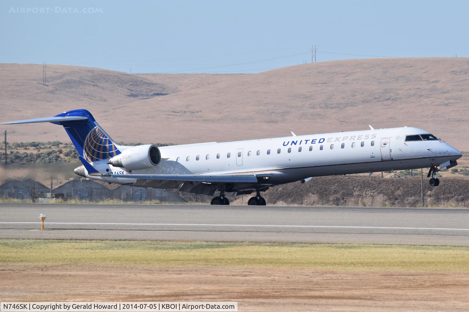N746SK, 2005 Bombardier CRJ-700 (CL-600-2C10) Regional Jet C/N 10202, Landing RWY 28L.