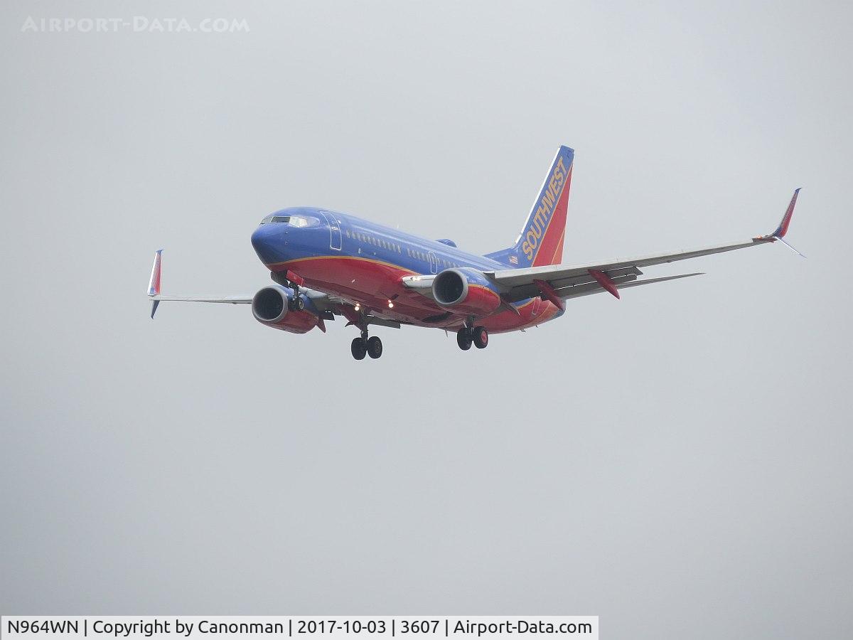 N964WN, 2011 Boeing 737-7H4 C/N 36965, Landing