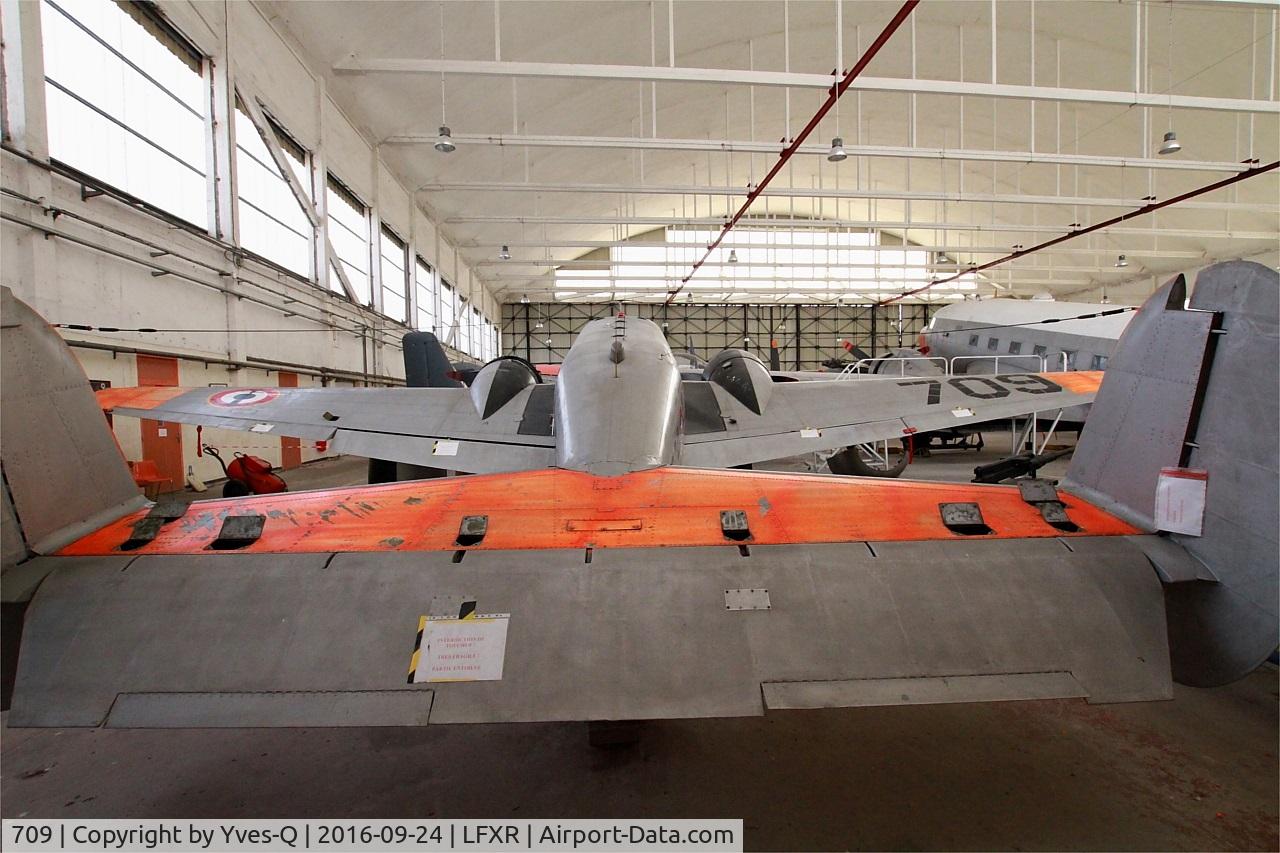 709, Beech SNB-5 Expeditor C/N MD-13, Beech SNB-5, Preserved at Naval Aviation Museum, Rochefort-Soubise airport (LFXR)