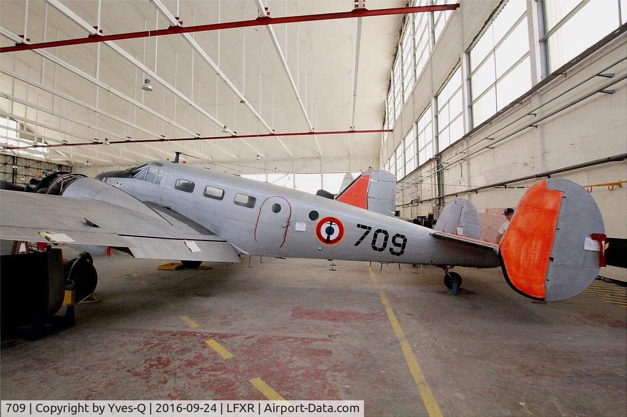 709, Beech SNB-5 Expeditor C/N MD-13, Beech SNB-5, Preserved at Naval Aviation Museum, Rochefort-Soubise airport (LFXR)