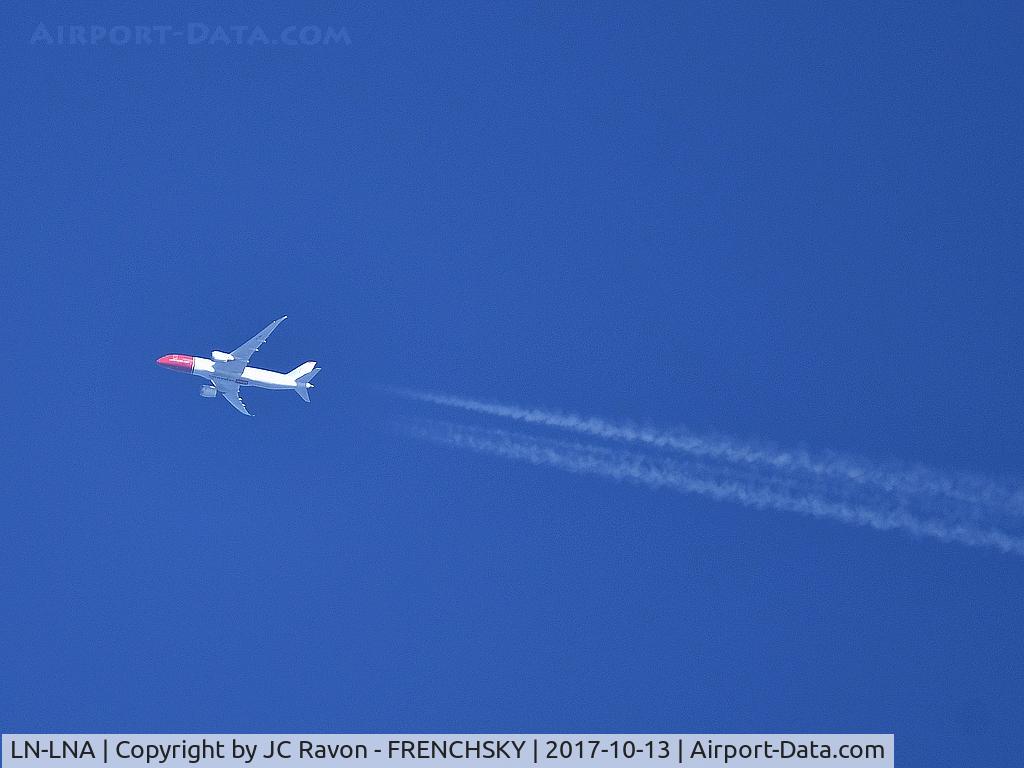 LN-LNA, 2013 Boeing 787-8 Dreamliner C/N 35304, overflying Bordeaux airport, DY7075-NAX7075 BCN/OAK level 380