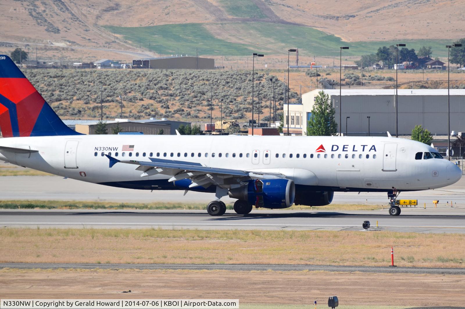 N330NW, 1992 Airbus A320-211 C/N 307, Landing roll out on RWY 28L.