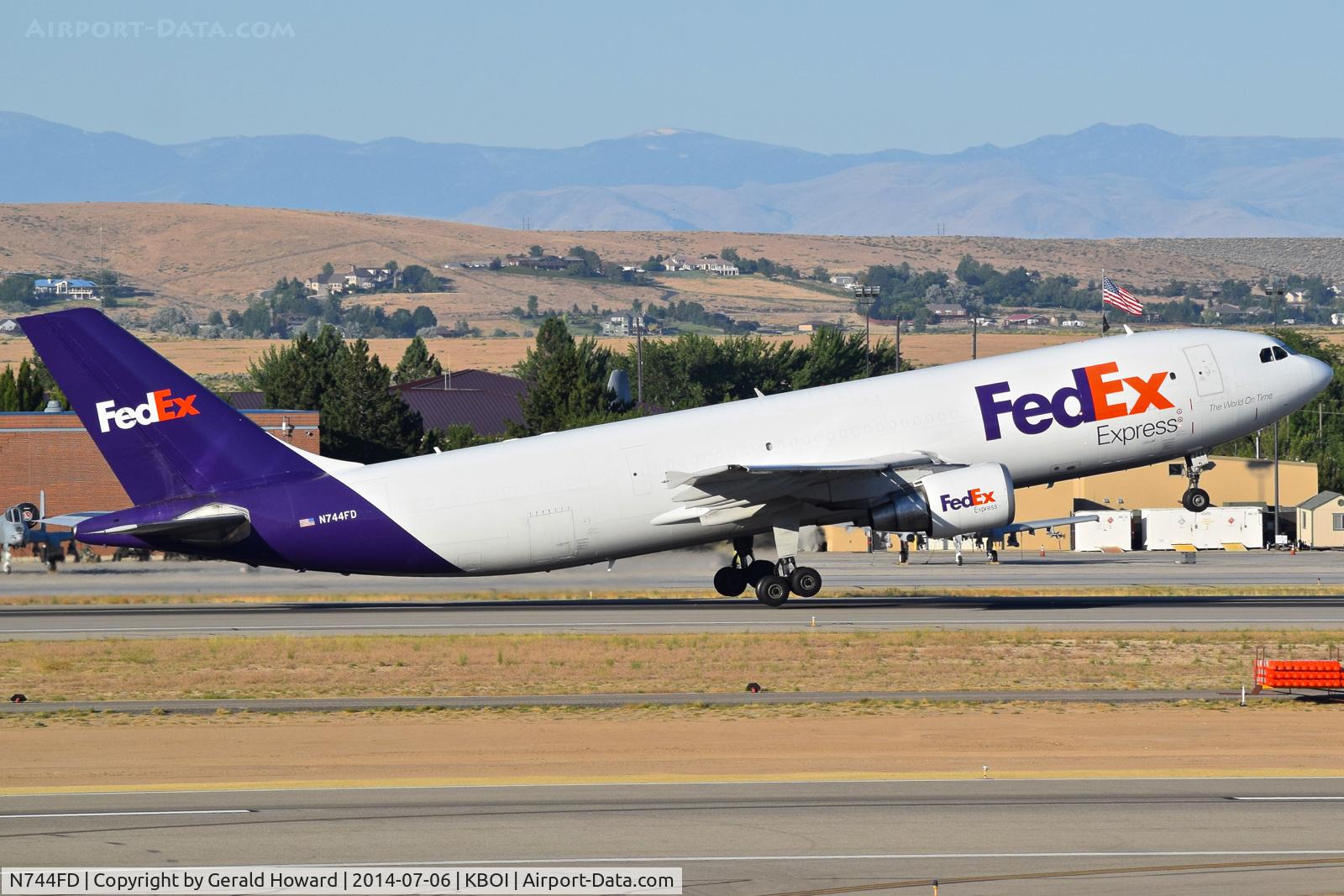 N744FD, 1992 Airbus A300B4-622R C/N 664, Lift off from RWY 28L.