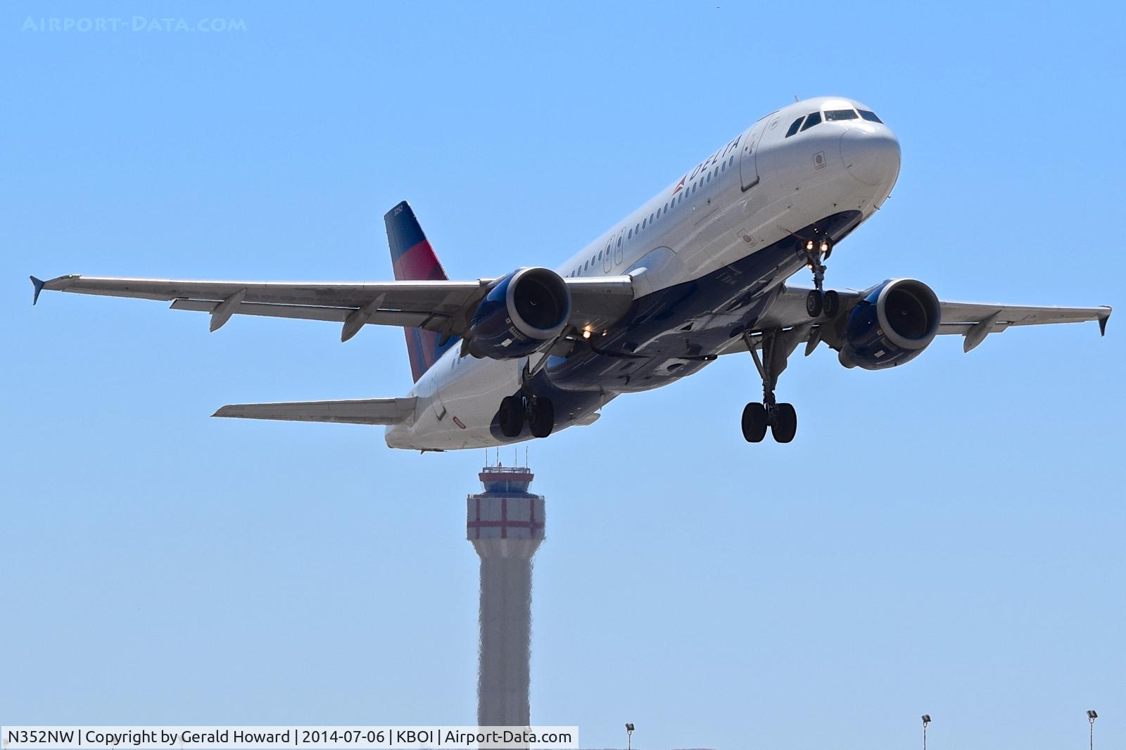 N352NW, 1998 Airbus A320-212 C/N 778, Take off from RWY 28L.