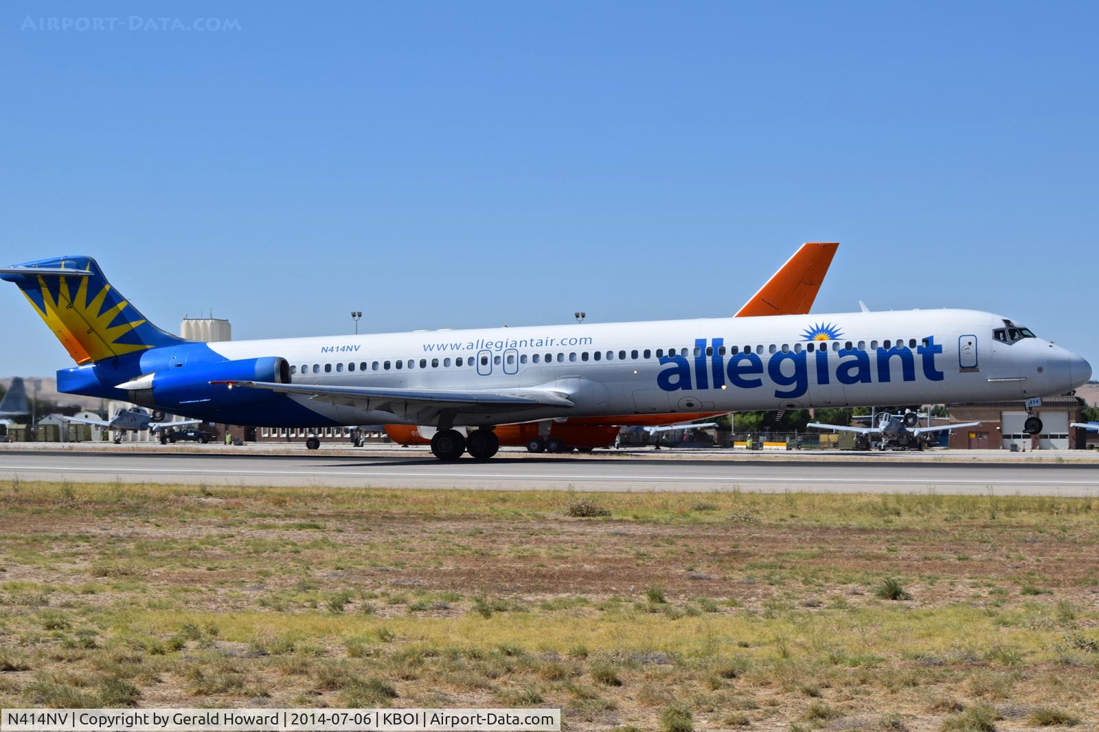 N414NV, 1989 McDonnell Douglas MD-88 C/N 49766, Take off roll on RWY 28L.