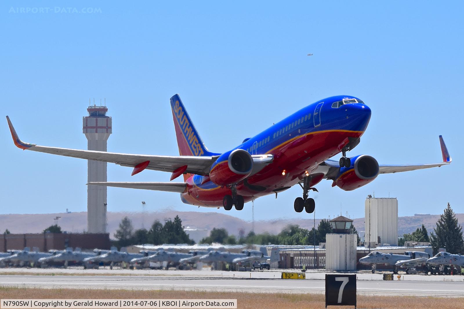 N790SW, 2000 Boeing 737-7H4 C/N 30604, Take off from RWY 28L.