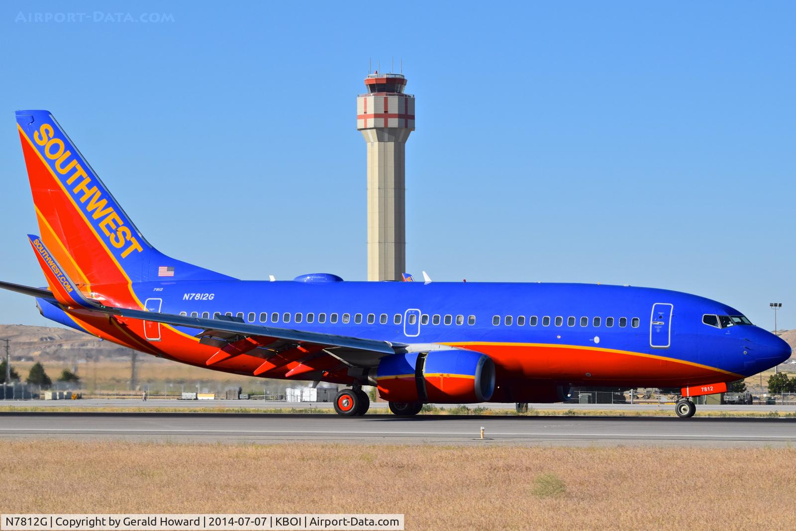 N7812G, 2001 Boeing 737-76N C/N 32582, Landing roll out on RWY 28L.