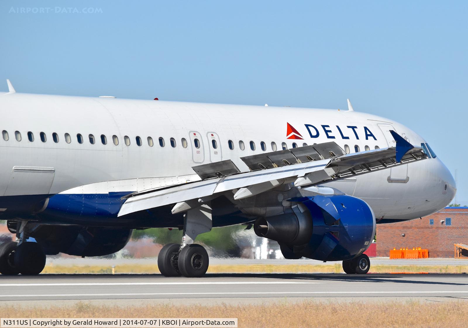 N311US, 1990 Airbus A320-211 C/N 125, landing roll out on RWY 28L.