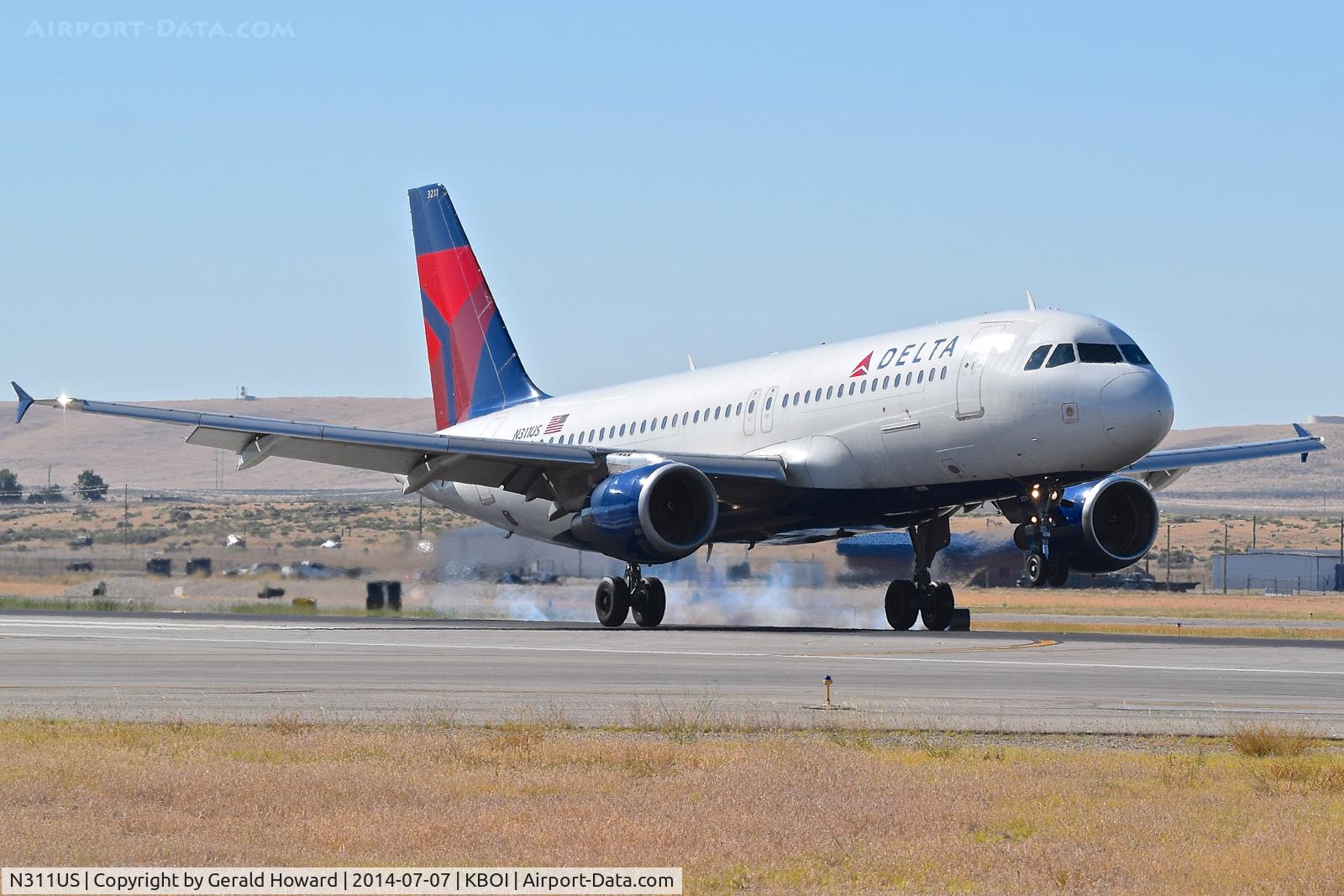 N311US, 1990 Airbus A320-211 C/N 125, Landing RWY 28L.
